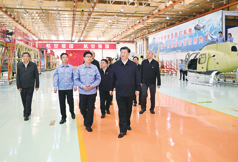 2023年10月10日至13日，中共中央总书记、国家主席、中央军委主席习近平在江西考察。这是11日上午，习近平在景德镇市昌河飞机工业（集团）有限公司考察。 新华社记者 燕雁/摄