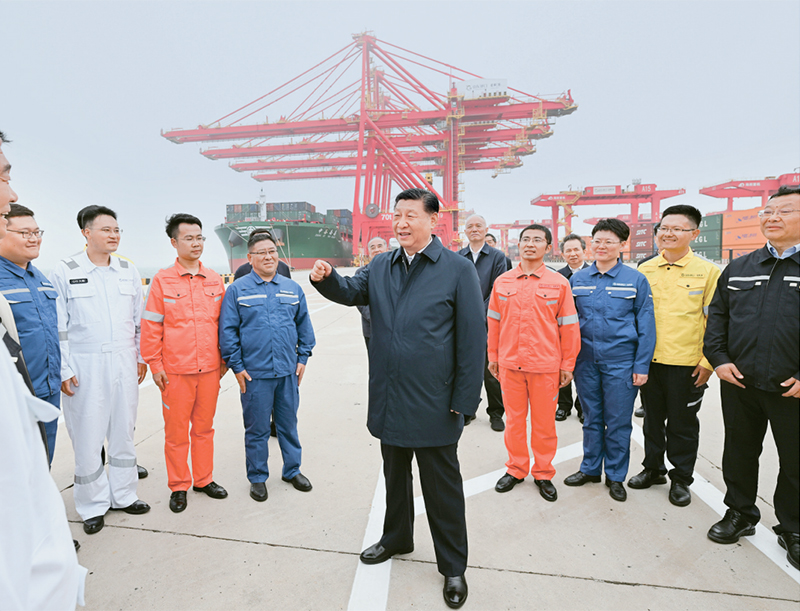 2024年5月22日至24日，中共中央总书记、国家主席、中央军委主席习近平在山东考察。这是22日下午，习近平在日照港亲切慰问港口科技工作者、运营人员、航运人员。 新华社记者 谢环驰/摄