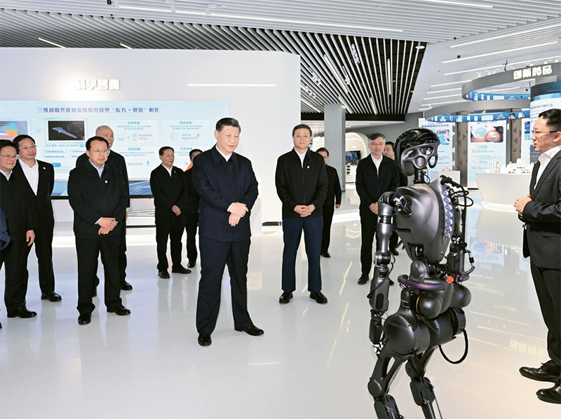 2023年11月28日至12月2日，中共中央总书记、国家主席、中央军委主席习近平在上海考察。这是11月28日下午，习近平在浦东新区张江科学城参观上海科技创新成果展。 新华社记者 谢环驰/摄