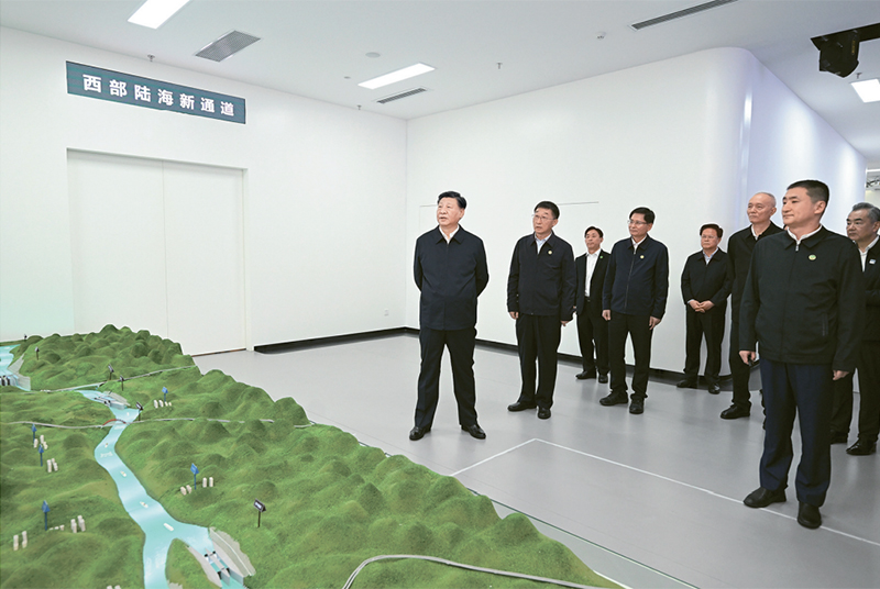2023年12月14日至15日，中共中央总书记、国家主席、中央军委主席习近平在广西考察。这是14日上午，习近平在南宁市考察中国—东盟信息港股份有限公司，结合平陆运河沙盘听取西部陆海新通道骨干工程建设汇报。 新华社记者 谢环驰/摄
